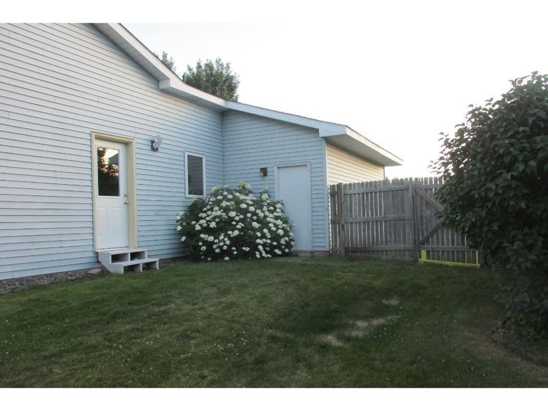 1430 Carriage Ln S, Cambridge, MN 55008