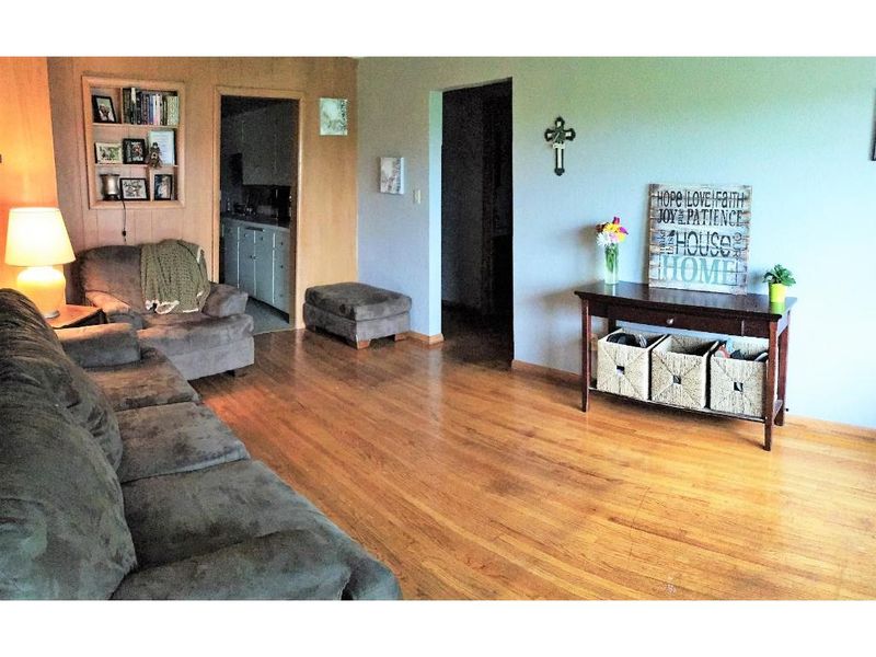 932 Glenbrook Ave N, Oakdale, MN 55128