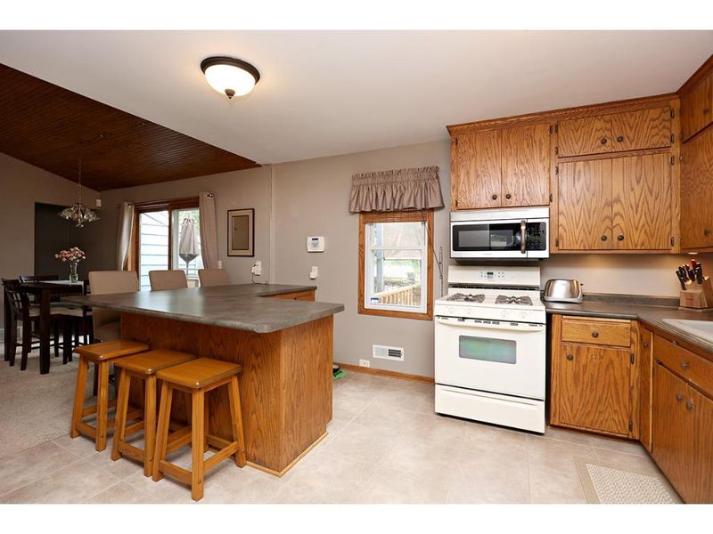 1526 Sandhurst Ave E, Maplewood, MN 55109