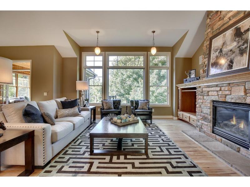 1 White Pine Rd, North Oaks, MN 55127