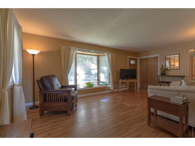 6008 Hampshire Ave N, Crystal, MN 55428