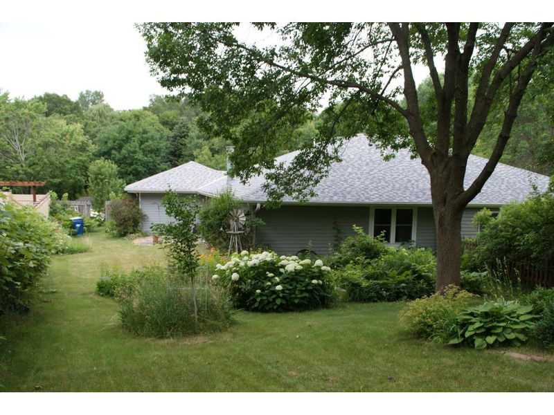 7833 Glenda Ct, Apple Valley, MN 55124