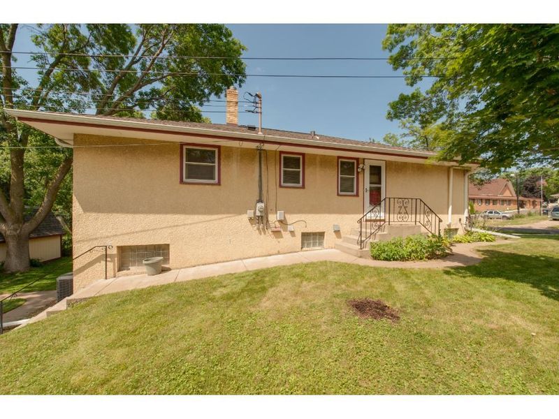 1535 Barclay St, Saint Paul, MN 55106