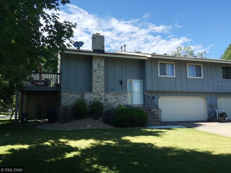 1016 Pontiac Ct, Chanhassen, MN 55317