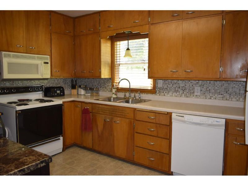 1021 15th St E, Glencoe, MN 55336