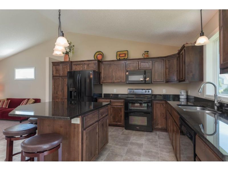 1334 Maple Ridge Dr, Shakopee, MN 55379