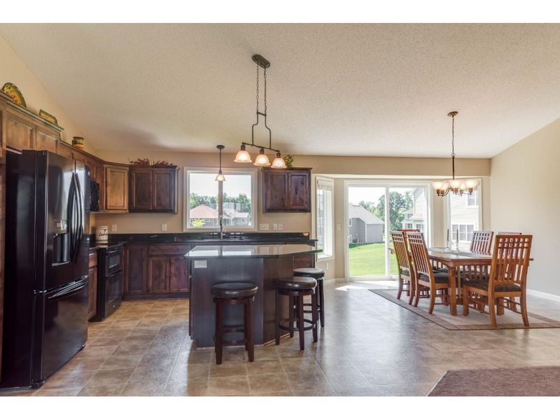 1334 Maple Ridge Dr, Shakopee, MN 55379