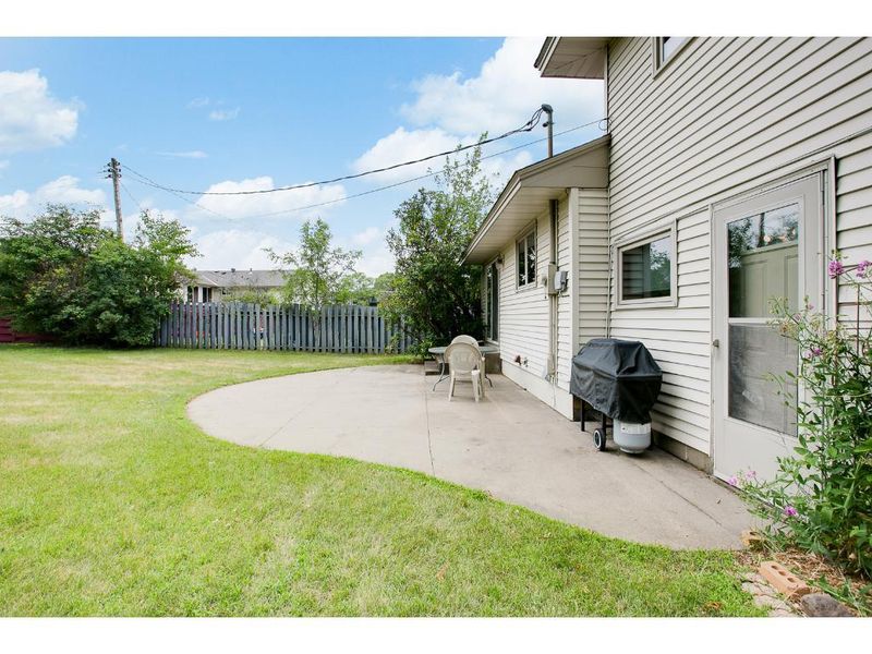5425 Brookdale Dr N, Brooklyn Park, MN 55443