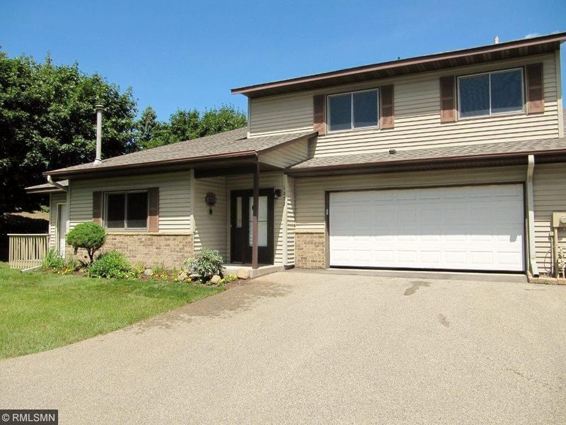 1072 Aston Cir, Burnsville, MN 55337