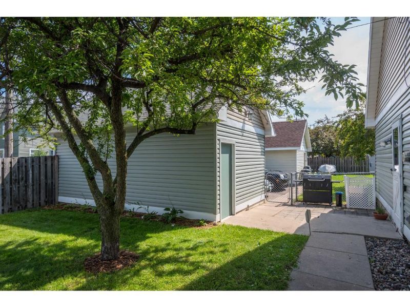 67 Sycamore St W, Saint Paul, MN 55117