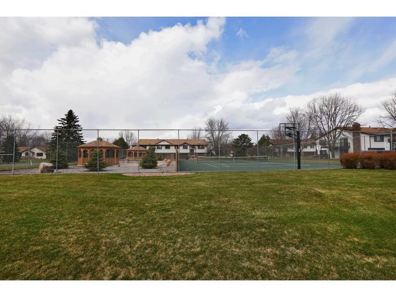 5665 Donegal Ct, Shoreview, MN 55126