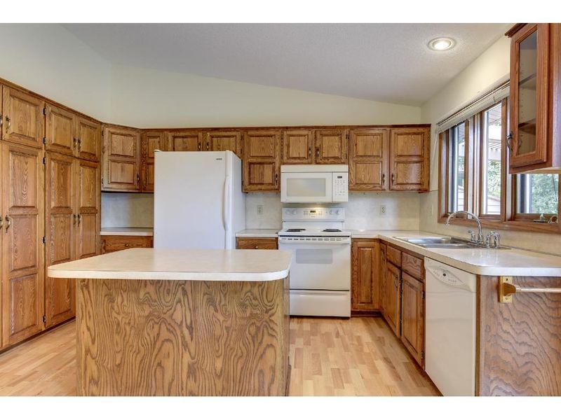 9506 Woodbridge Rd, Bloomington, MN 55438