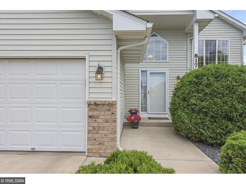 817 S Walnut St, Belle Plaine, MN 56011
