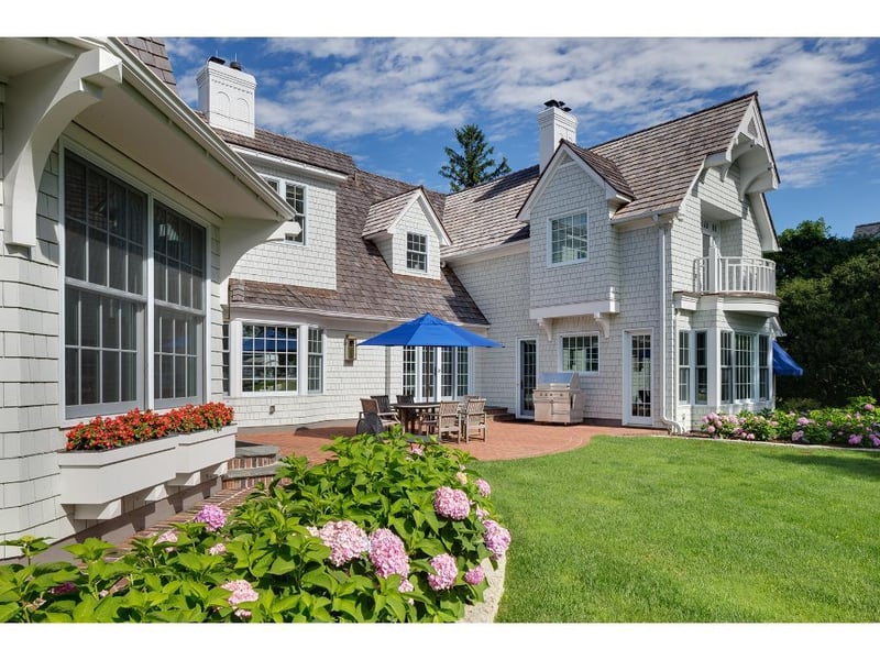 2217 Huntington Point Rd E, Wayzata, MN 55391