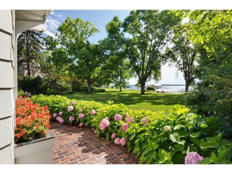 2217 Huntington Point Rd E, Wayzata, MN 55391