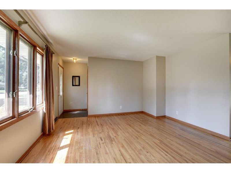 8317 Oakland Ave S, Bloomington, MN 55420
