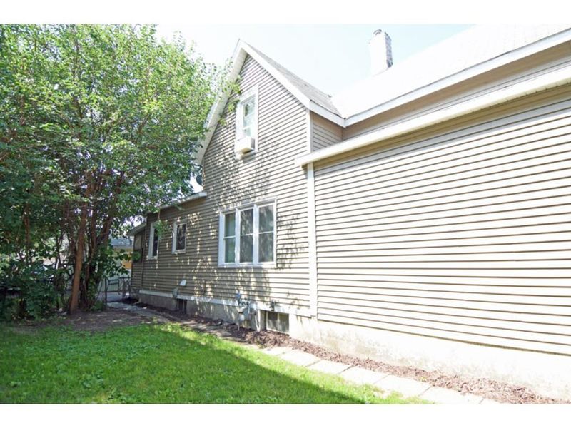 586 Thomas Ave, Saint Paul, MN 55103