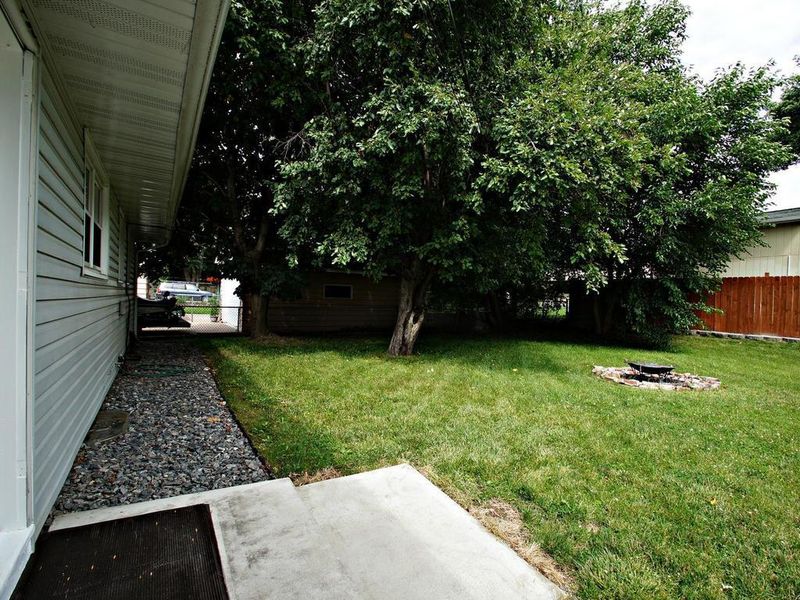 8118 Northern Dr, Crystal, MN 55427