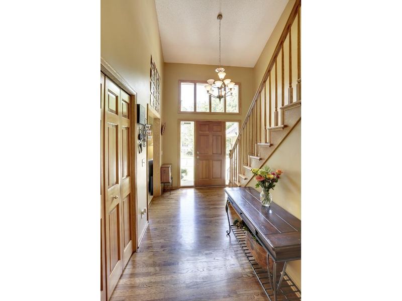 571 Bighorn Dr, Chanhassen, MN 55317