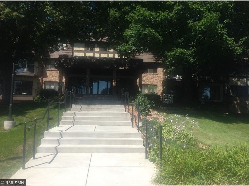 215 Barry Ave S #319, Wayzata, MN 55391