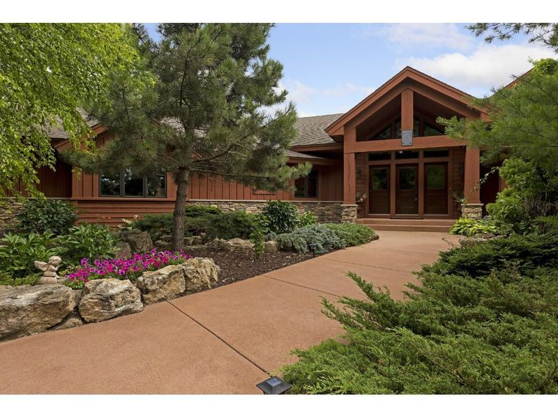 595 Lakota Ln, Chaska, MN 55318