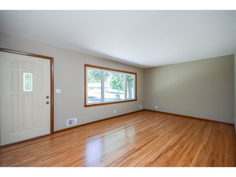 250 Dawn Ave, Shoreview, MN 55126