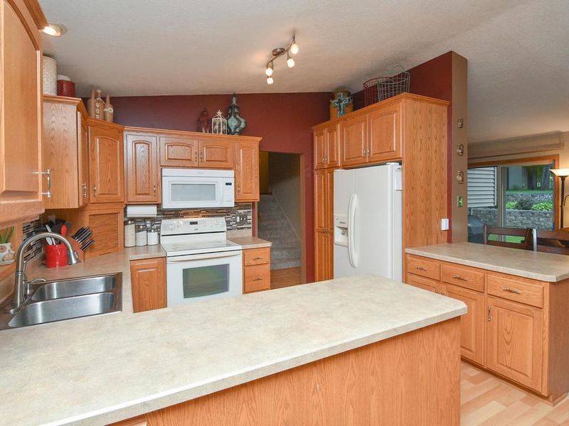 6554 Bluebird Dr, Maple Grove, MN 55369