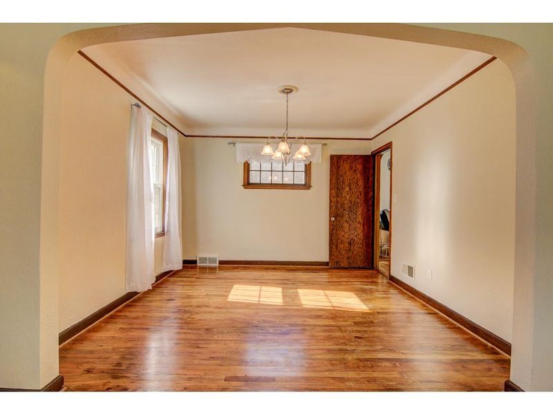 1117 Burnquist St, Saint Paul, MN 55106