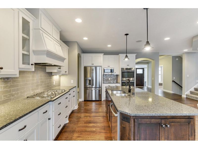 10810 Glenview Pl, Champlin, MN 55316