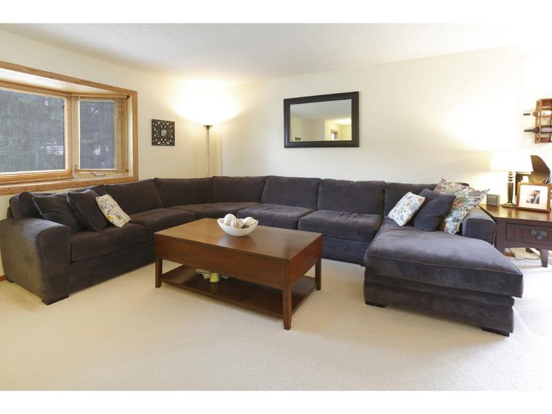 1581 Lakewood Dr N, Maplewood, MN 55119