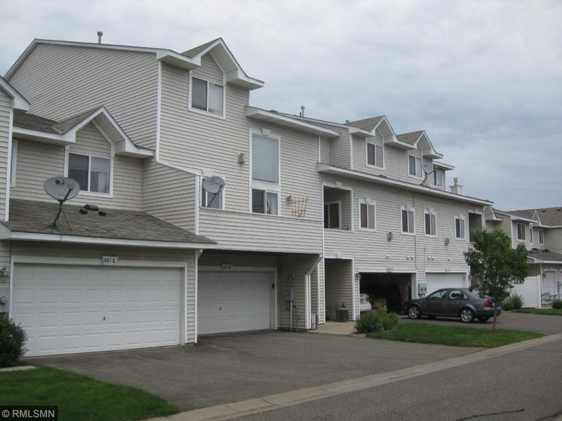 681 Kingfisher Ln #I, Woodbury, MN 55125