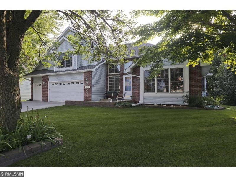 2411 Hynes Ave N, Oakdale, MN 55128