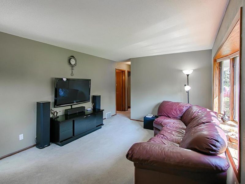 670 Grange Ave N, Oakdale, MN 55128