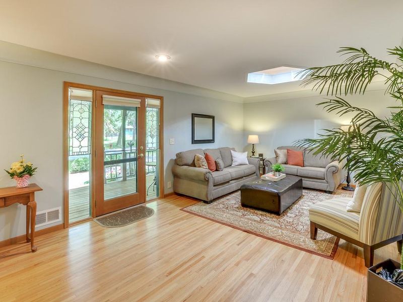 12921 Lone Oak Dr, Minnetonka, MN 55305