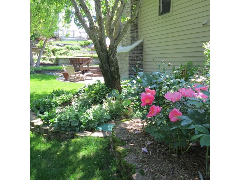 1055 Wedgewood Ln S, Eagan, MN 55123