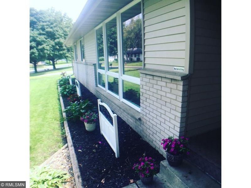 1463 Woodhill Rd, Burnsville, MN 55337