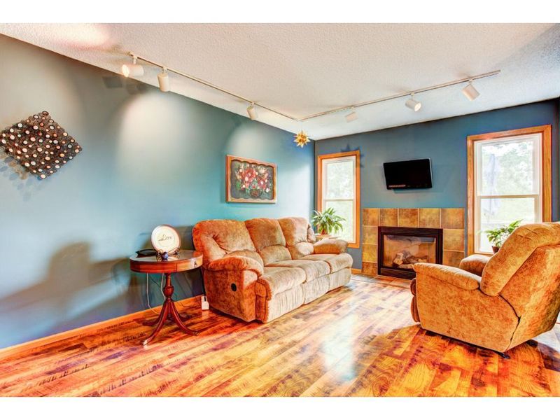 10233 Arrowwood Dr, Eden Prairie, MN 55347