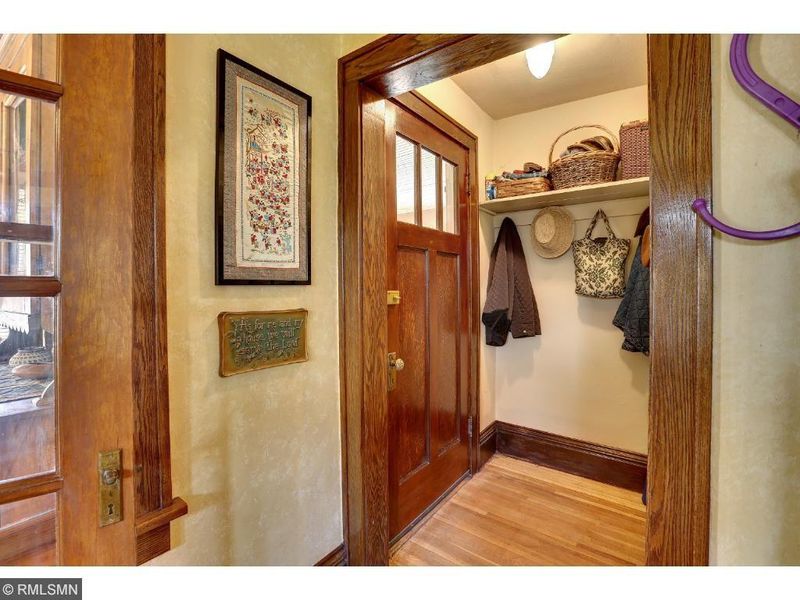 919 Sherwood Ave, Saint Paul, MN 55106