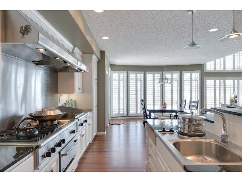 9043 Victoria Dr, Eden Prairie, MN 55347