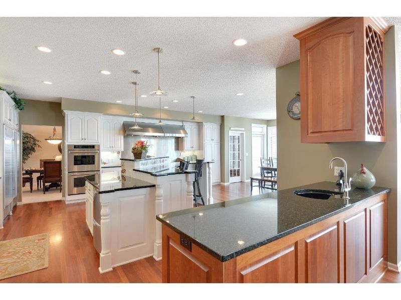 9043 Victoria Dr, Eden Prairie, MN 55347