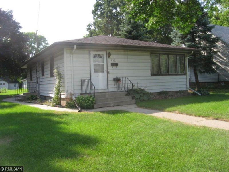 612 8th St SE, Waseca, MN 56093