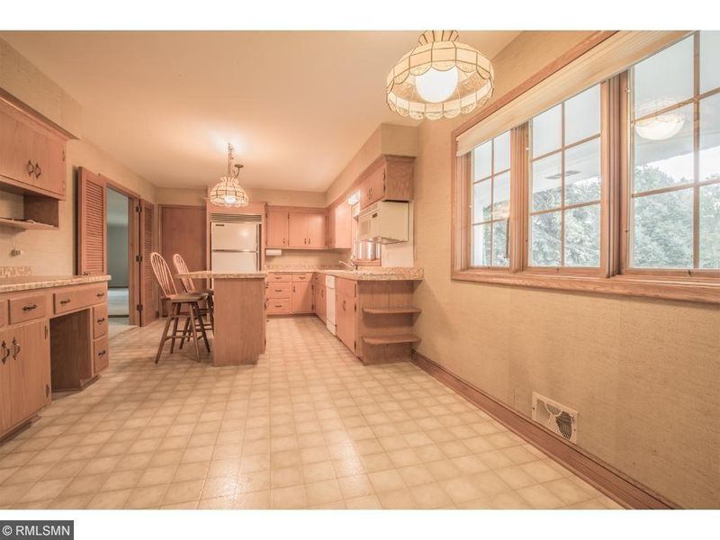 1807 Spring Valley Rd, Golden Valley, MN 55422