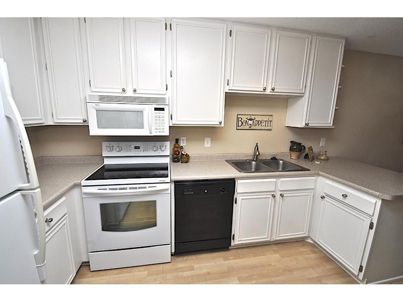 825 E 145th St, Burnsville, MN 55337