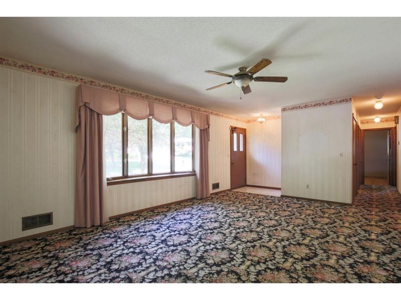2392 Standridge Ave, Maplewood, MN 55109