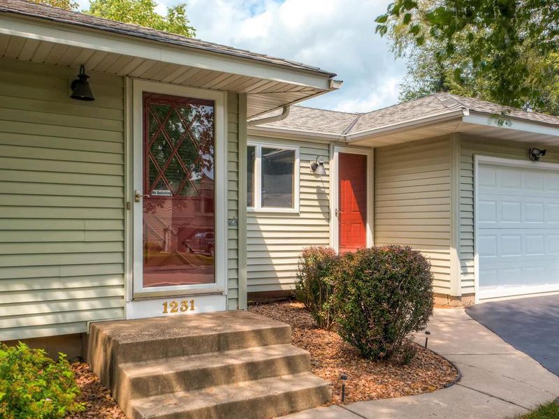 1231 Shryer Ave E, Maplewood, MN 55109