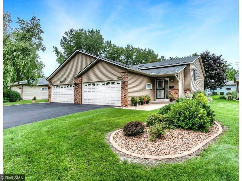 1231 Rose Pl, Roseville, MN 55113