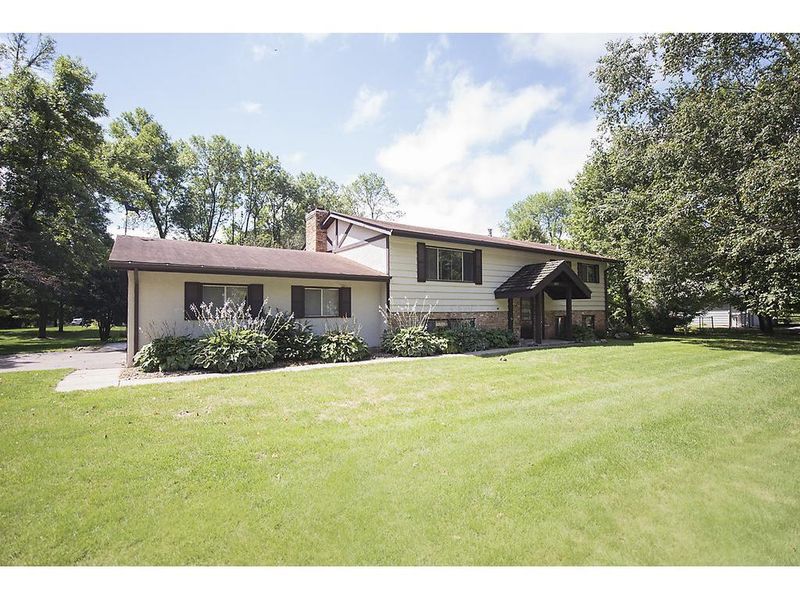 18915 Hanus Rd, Minnetonka, MN 55345