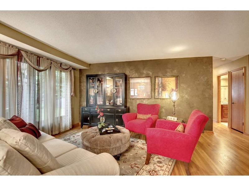5700 Hawkes Dr, Edina, MN 55436