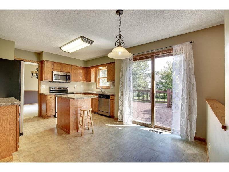 1132 Silverwood Rd, Woodbury, MN 55125
