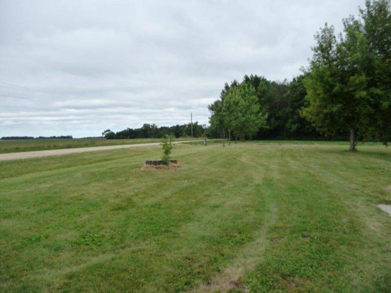 41028 S Maple Ave, Le Center, MN 56057